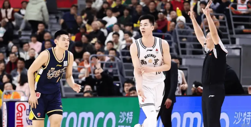 苹果下载-郭昊文场均20.6分获得常规赛本土得分王，却无缘最佳阵容